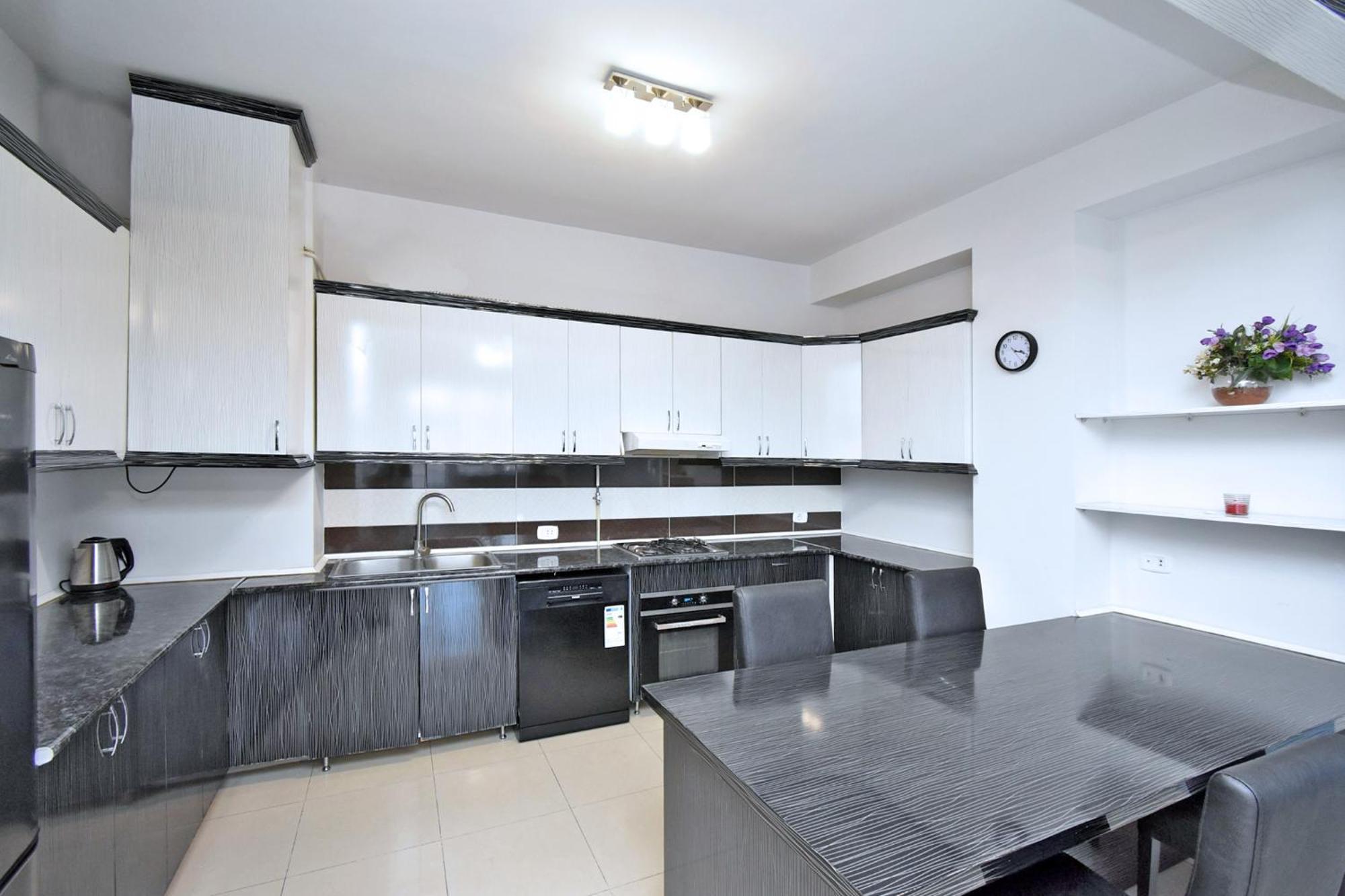 Modern 2 Bedrooms Apartment In The Heart Of Yerevan, Aram Street Екстер'єр фото